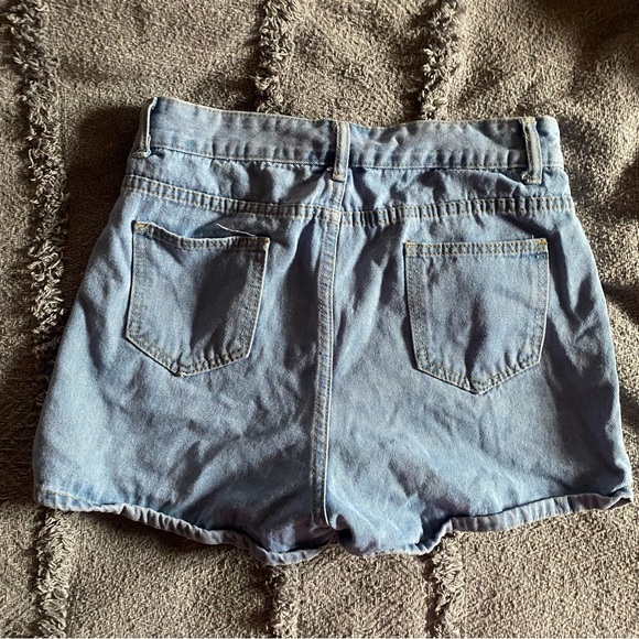 Highwaisted Shorts - Picture 2 of 2